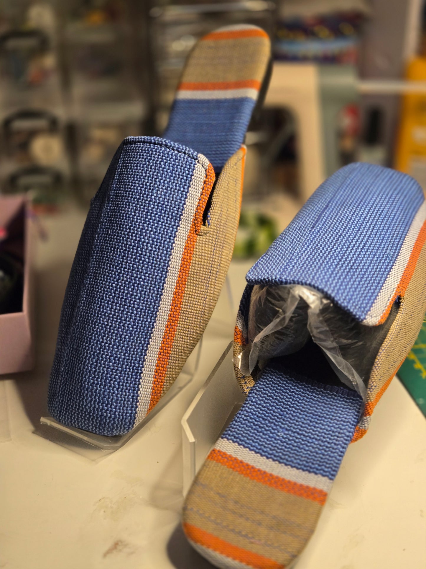 Babouche en tissu tissé orange bleu et beige