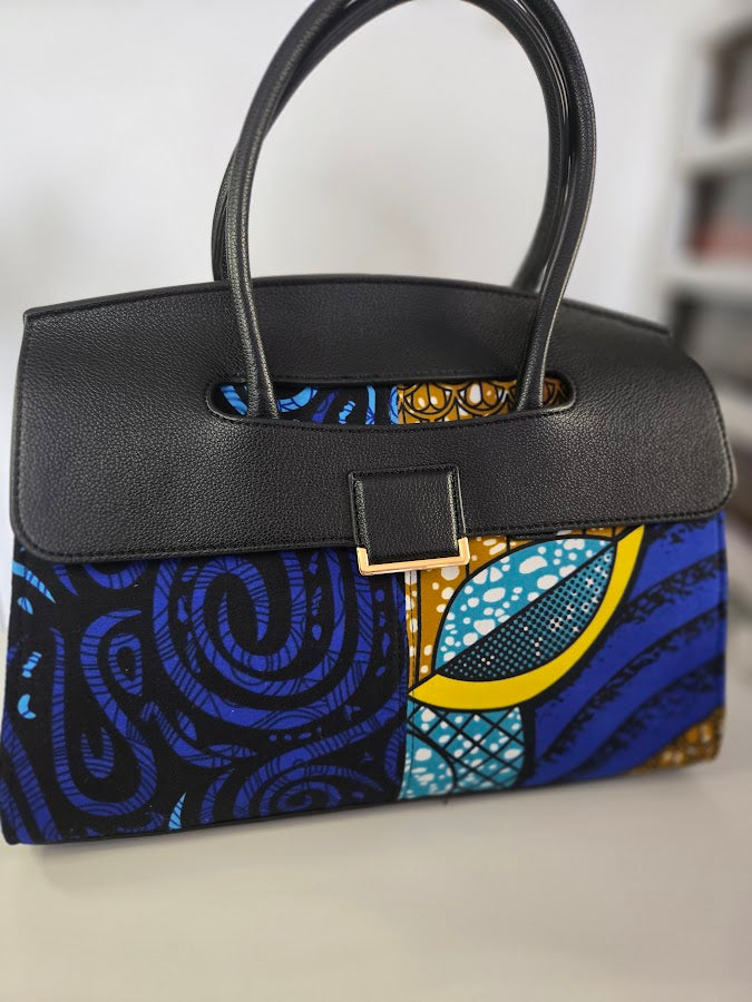 Sac en pagne bleu roi avec rabat en cuir noir
