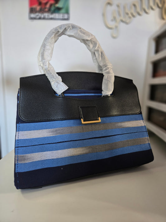 Sac en tissé bleu et argenté avec le rabat en cuir noir