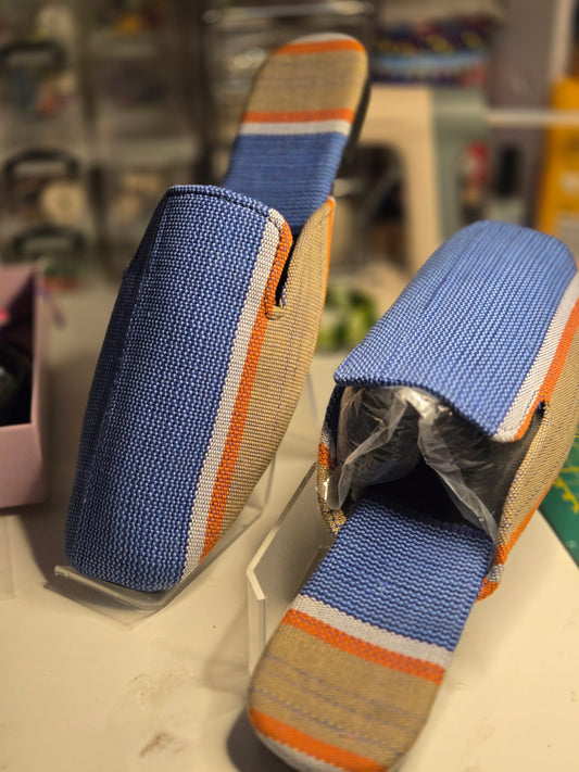 Babouche en tissu tissé orange bleu et beige