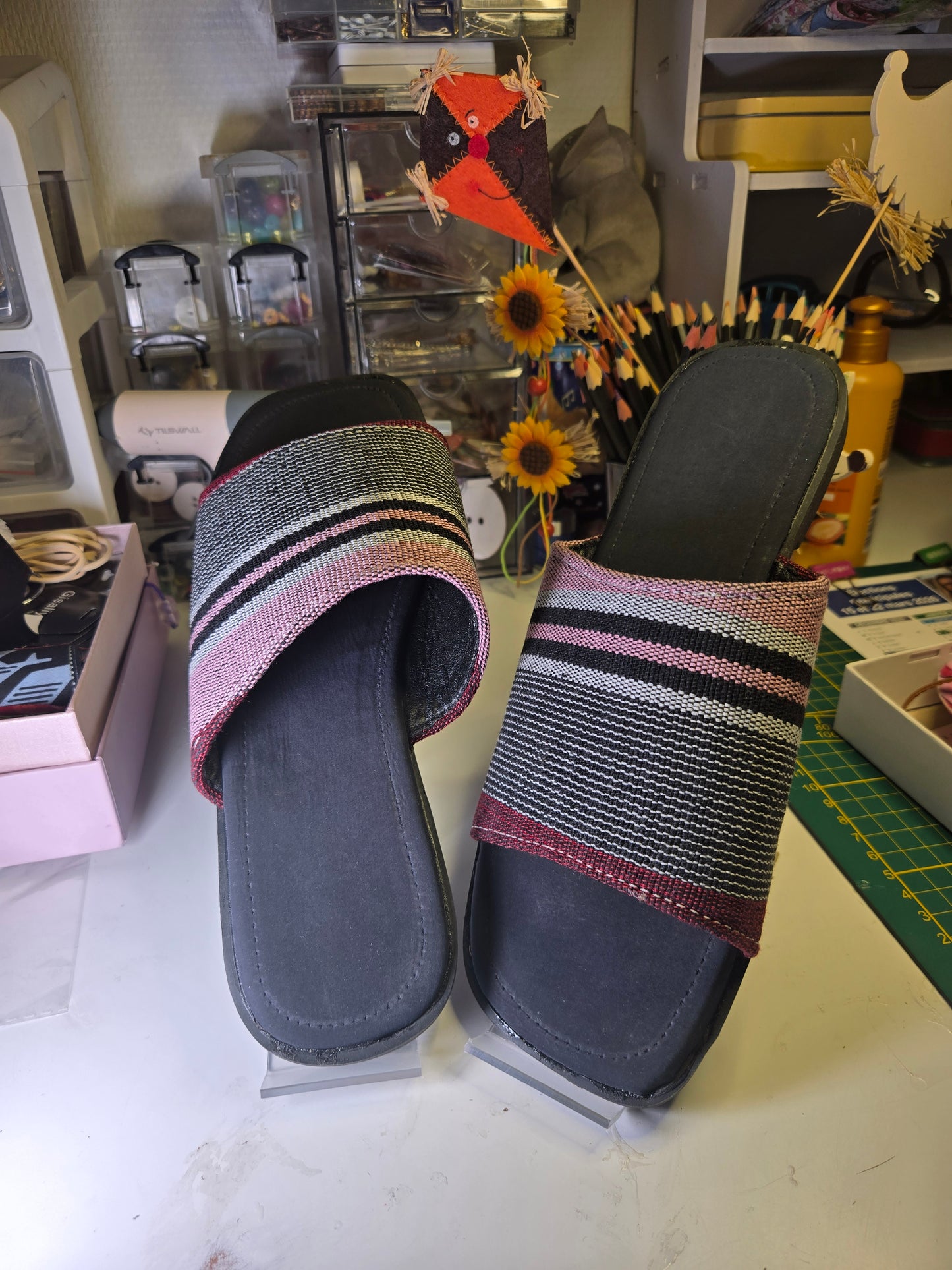 Chaussure en tissu tissé gris foncé rose ouvert devant