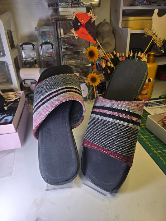 Chaussure en tissu tissé gris foncé rose ouvert devant