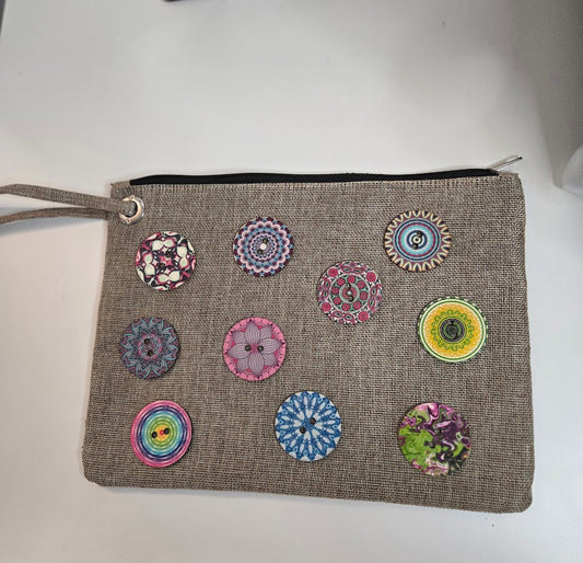 Pochette en jute avec des gros boutons colorés