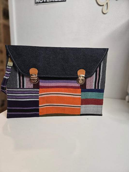 Pochette en tissé multicolor et  jean uni