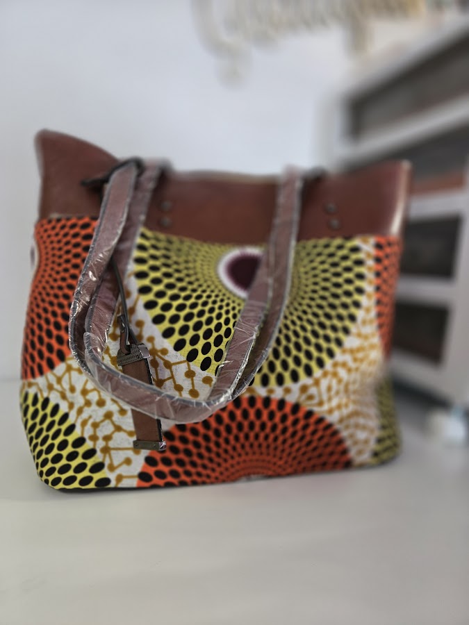 Sac en pagne multicolore avec rebord en cuir marron