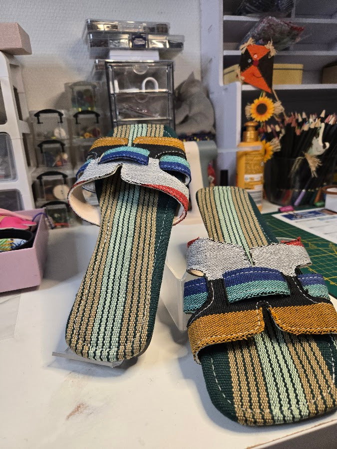 Sandales ouvertes multicolores en tissu tissé