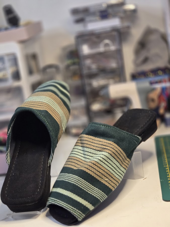 Chaussure style babouche en tissu tissé vert foncé vert clair