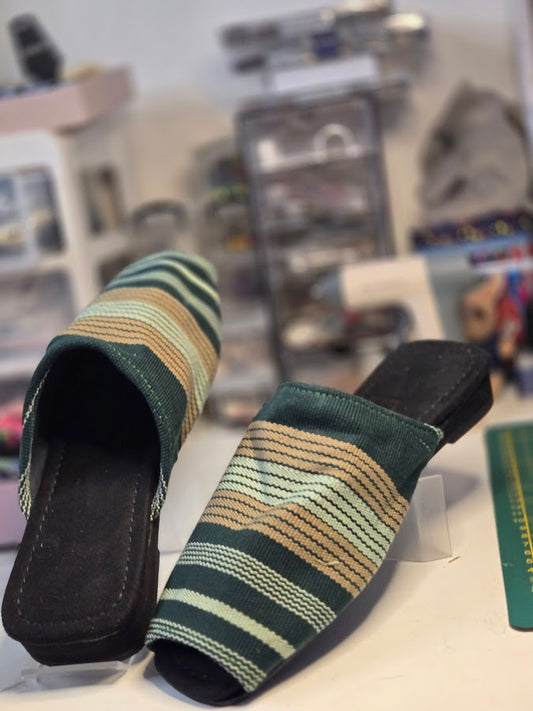 Chaussure style babouche en tissu tissé vert foncé vert clair