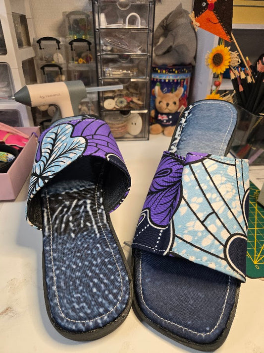 Sandale ouverte  en pagne bleu clair et mauve