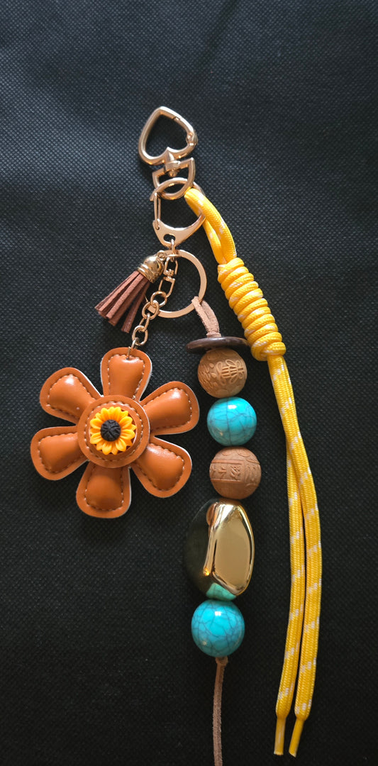 Bijoux pour sac ou Portes clé Fleur de cuir • Perles turquoise & bois • Pompon jaune
